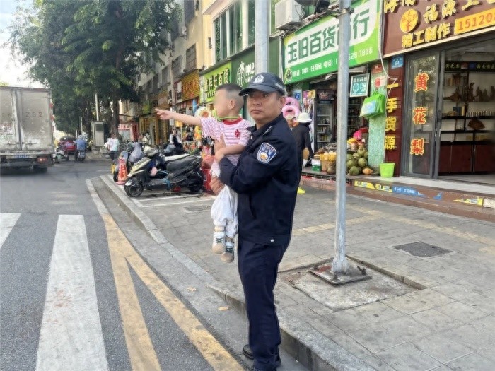 2岁男童斑马线上走失，警察暖心救助让父母泪崩！你感动了吗？
