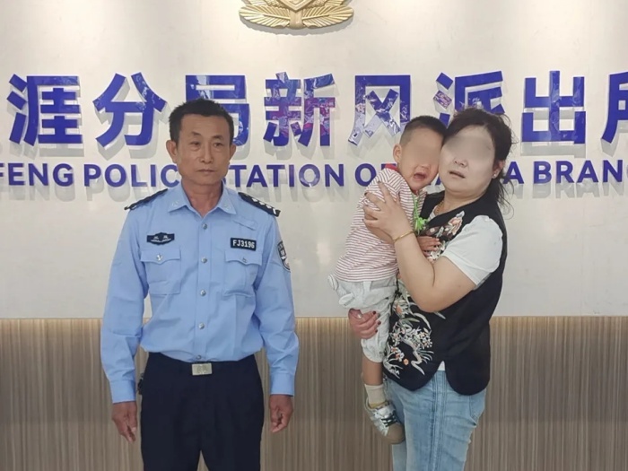 2岁男童斑马线上走失，警察暖心救助让父母泪崩！你感动了吗？  第2张