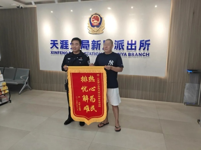 2岁男童斑马线上走失，警察暖心救助让父母泪崩！你感动了吗？  第3张