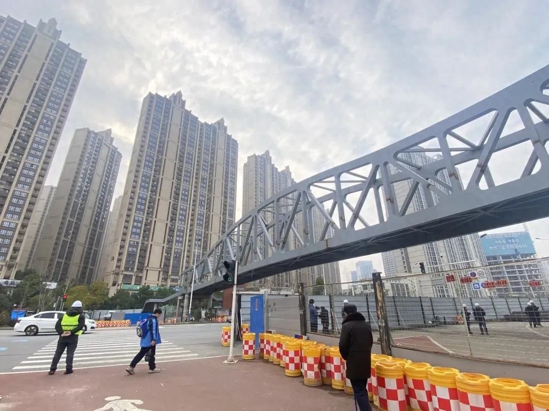 银杉路天桥即将竣工，月亮岛街道的交通难题终于要解决了吗？