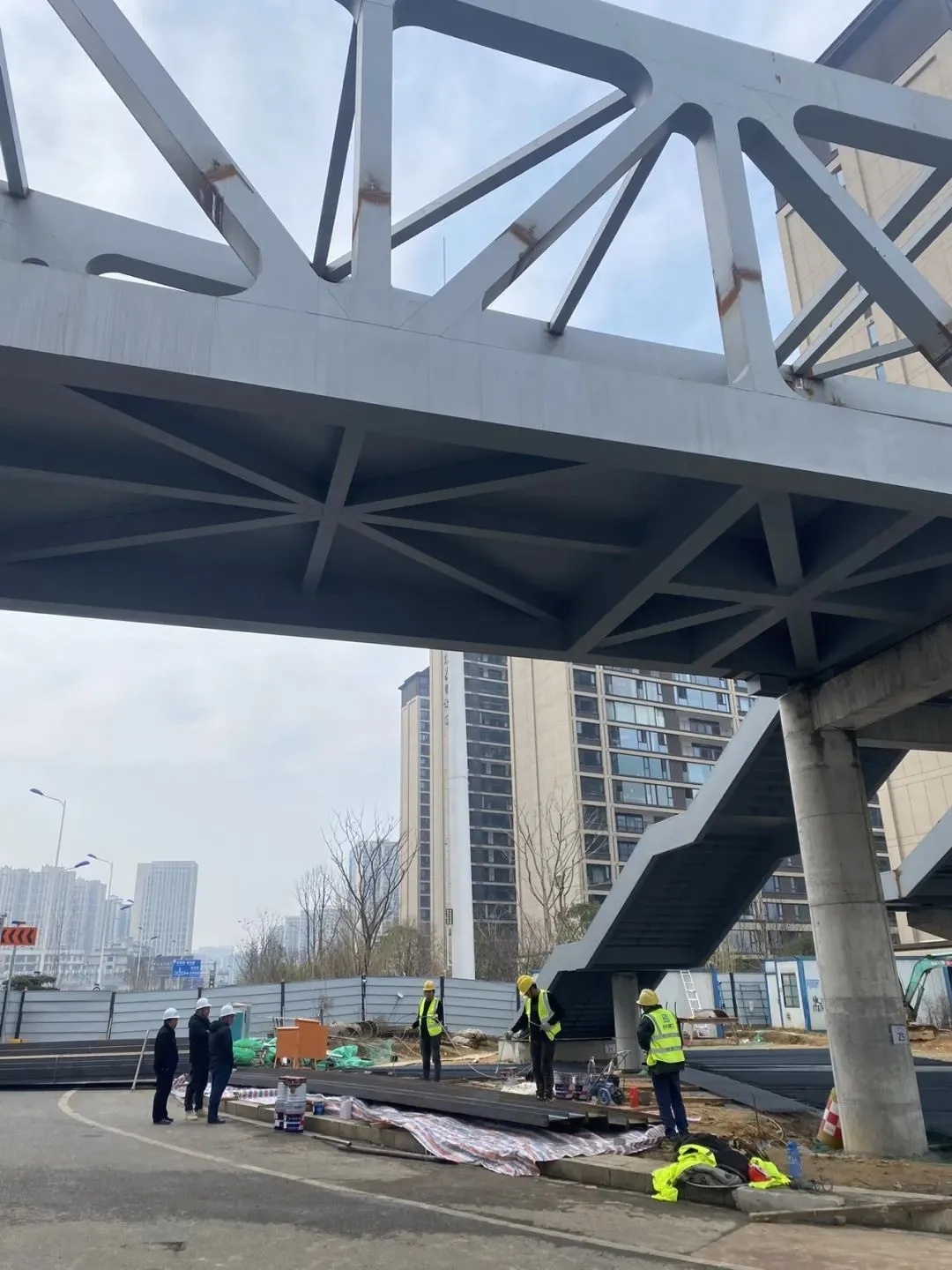 银杉路天桥即将竣工，月亮岛街道的交通难题终于要解决了吗？  第2张
