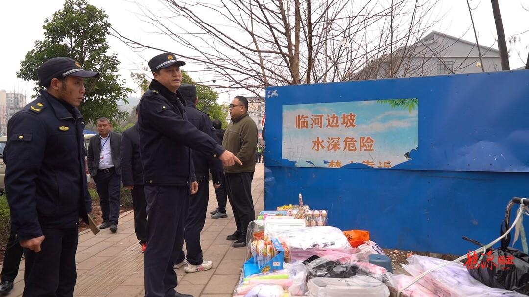 临武县如何破解校园拥堵难题？错时巡查+高峰值守模式大显神威  第2张