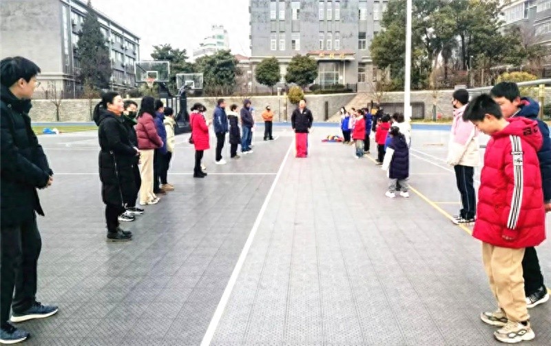 亲子运动会：20组家庭如何通过趣味游戏增进感情？