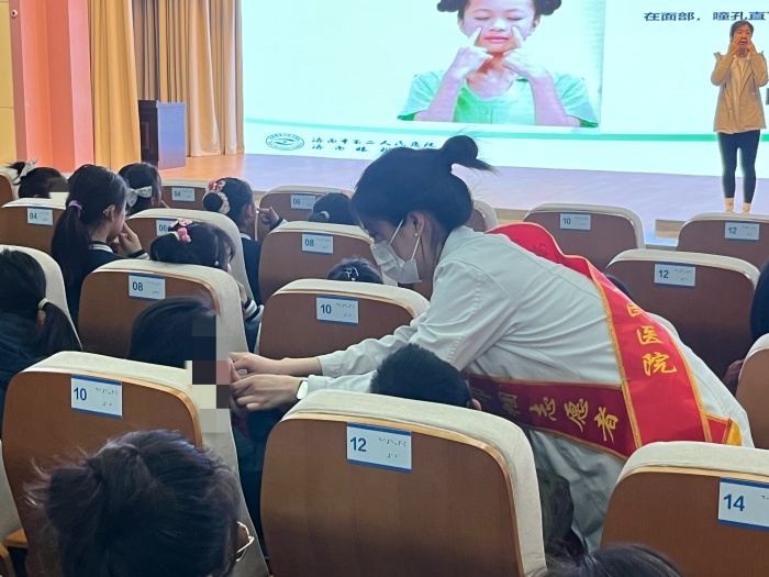 济南眼科专家亲授：如何让孩子远离近视？护瞳行动走进特殊教育中心  第2张