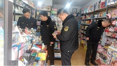 新绛县严查学生用品质量，你的孩子玩具安全吗？