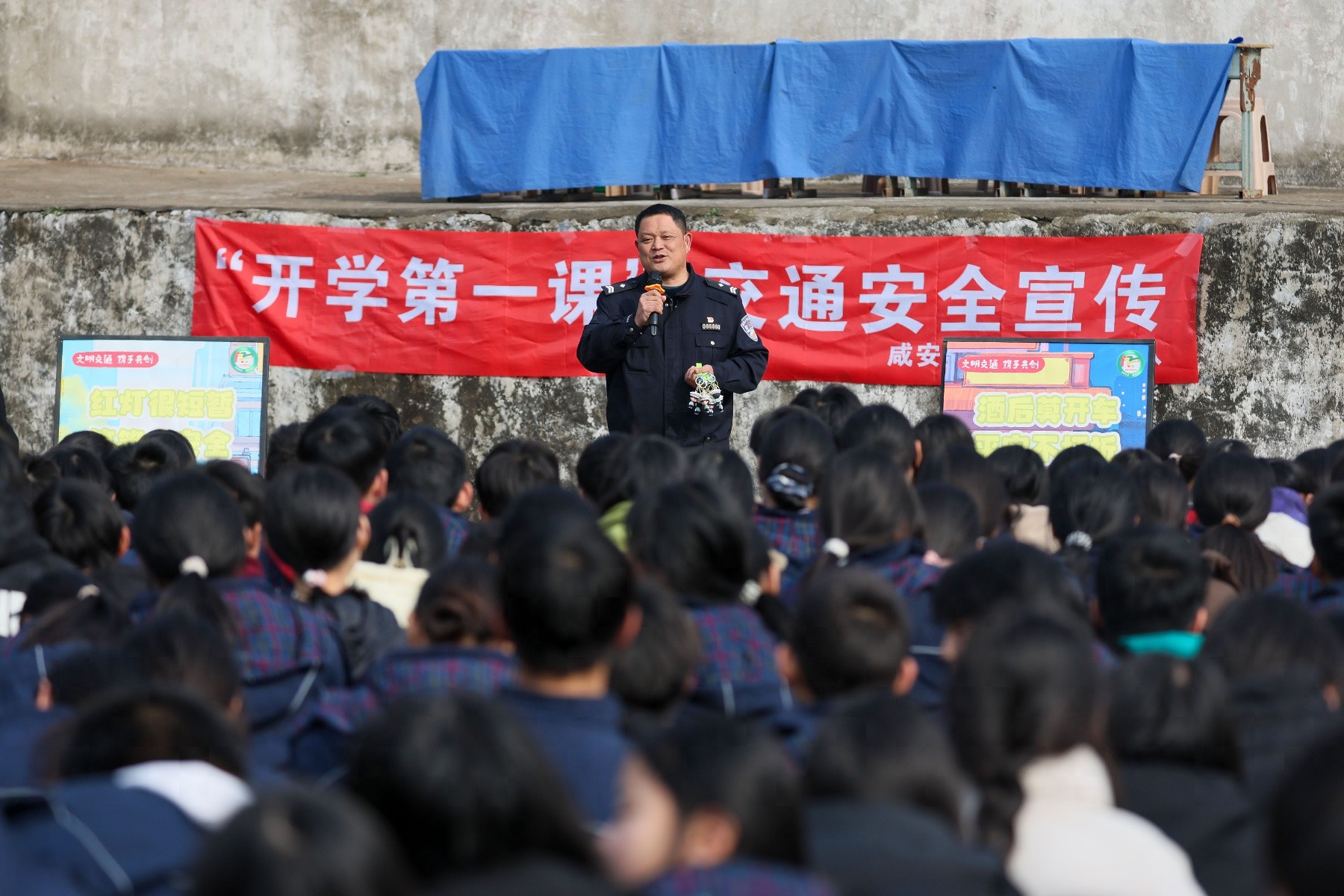 咸安区宝塔中学的交通安全课，你猜孩子们学到了什么？