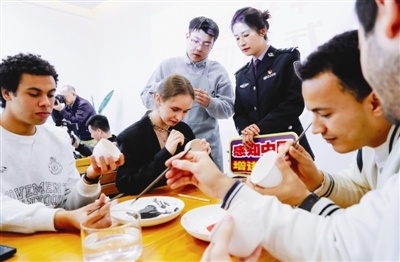 黑颜料如何瞬间变身青花瓷？留学生秒变瓷器画师，连摩洛哥姑娘都沉迷其中