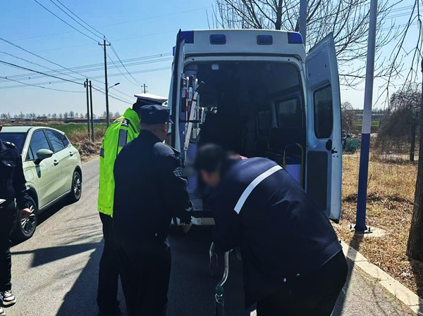 危急时刻！胶州民警破窗救人，货车司机能否安然脱险？  第3张