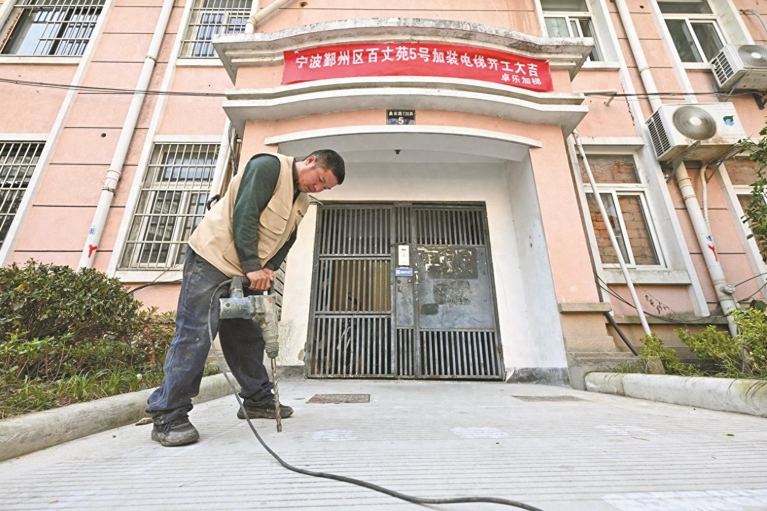 百丈苑小区电梯加装项目进展神速，3台新电梯同步施工！你家小区也能这么顺利吗？