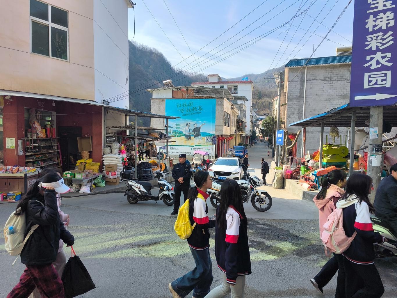 白河县仓上镇初级中学踏青活动如何做到零风险？警方的护航措施揭秘  第2张