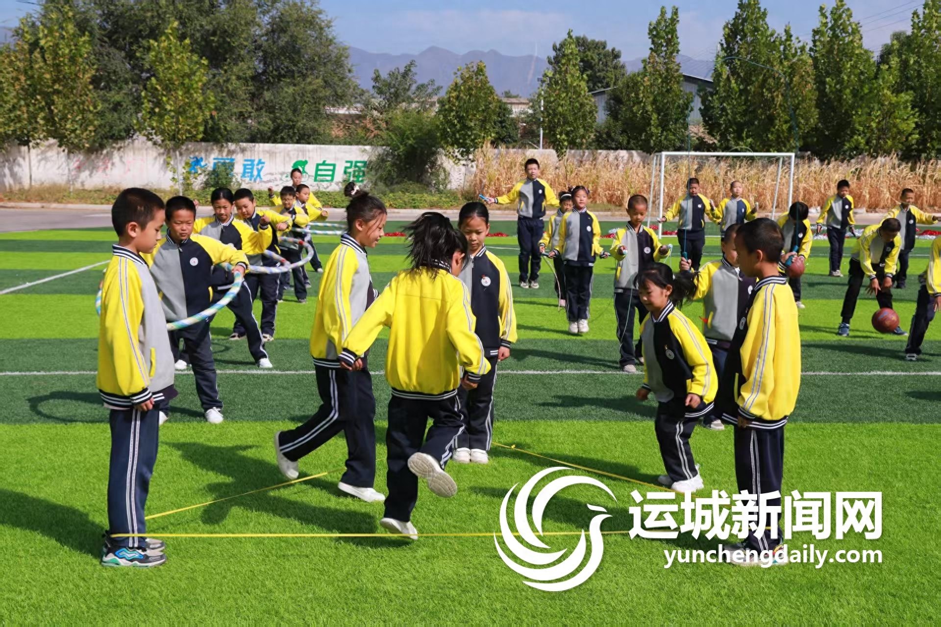 15分钟课间，孩子们的童年游戏回来了！你猜他们最爱玩什么？