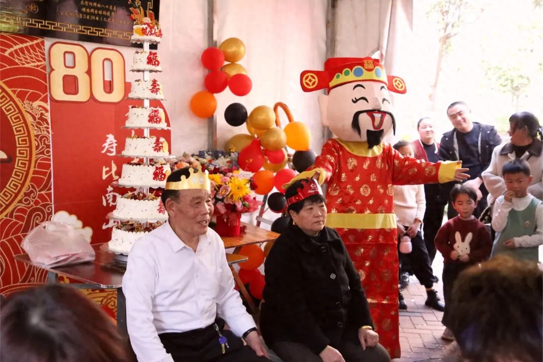 80岁寿宴不收礼，只图开心！你见过这样的生日宴吗？