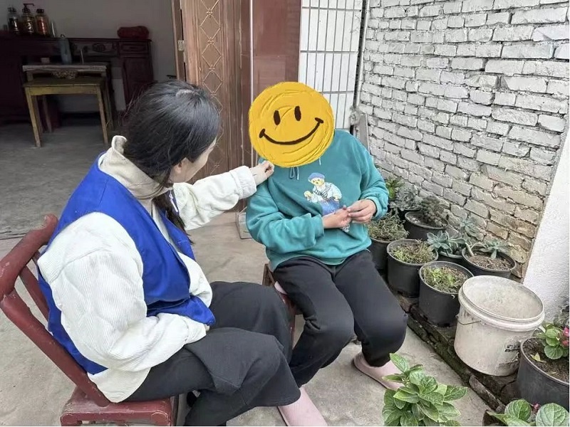 长港镇社工暖心探访失能家庭，他们的举动为何让人泪目？  第3张