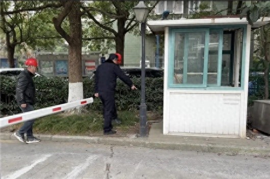 小区违建岗亭变钉子户？居民投诉终被拆除  第1张
