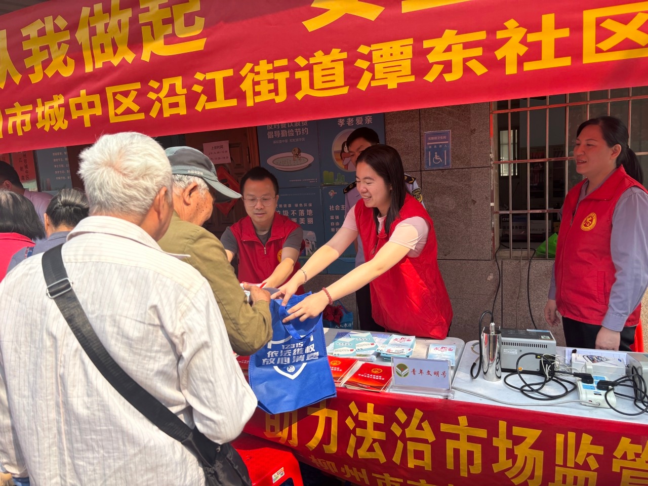 三月三民俗盛宴竟暗藏法律玄机？这群红马甲志愿者让普法变得如此接地气  第2张