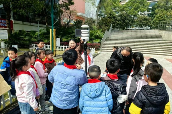 气象科普进社区，居民们竟用棉花做出这样的云朵灯  第2张