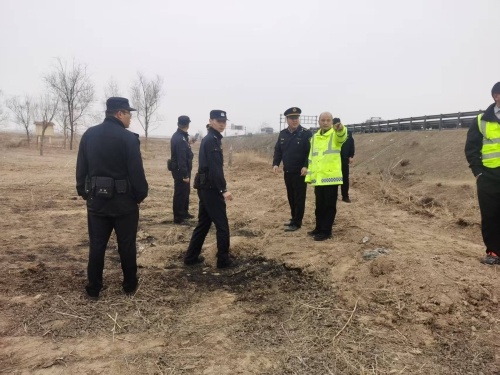 多部门协作处置公路事件：村民乱堆乱放致设施受损？