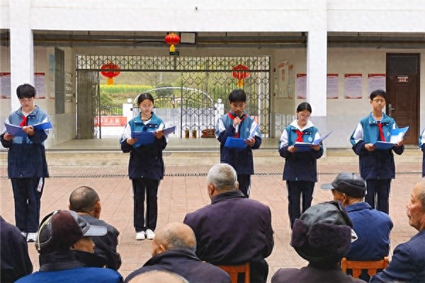 紫阳县中学志愿服务敬老院：雷锋精神在传承!