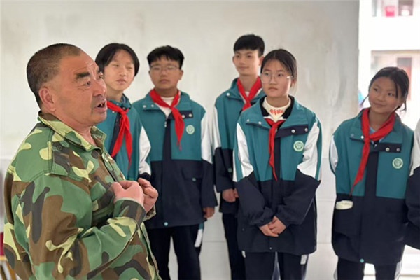 紫阳县中学志愿服务敬老院：雷锋精神在传承!  第3张