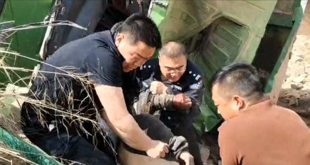 春日乡间公路突发意外！民警紧急救援，司机命悬一线？