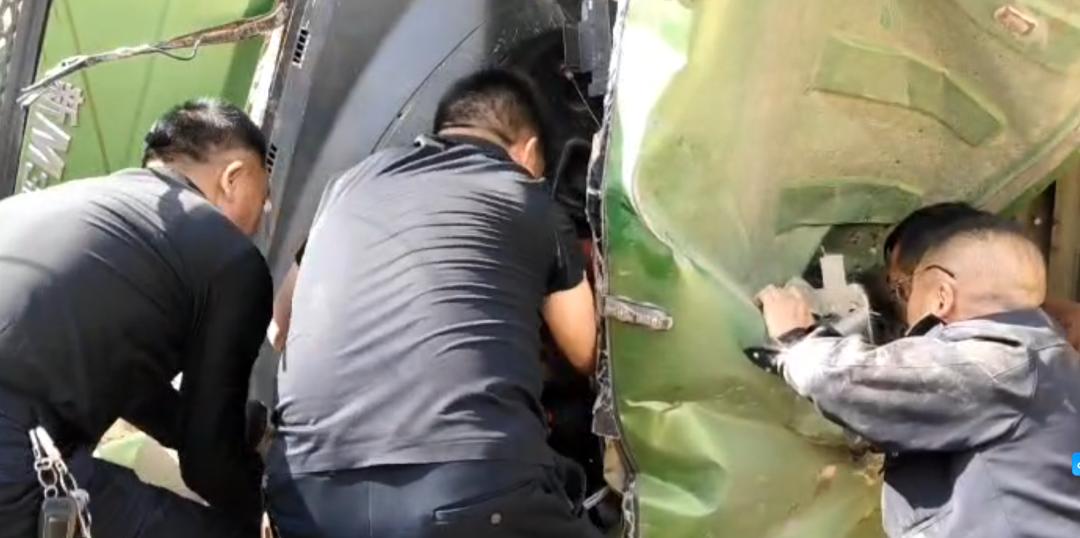 春日乡间公路突发意外！民警紧急救援，司机命悬一线？  第2张
