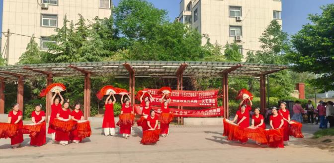五一文峰区东关街道彩虹路社区文艺汇演有多精彩？速来围观  第2张