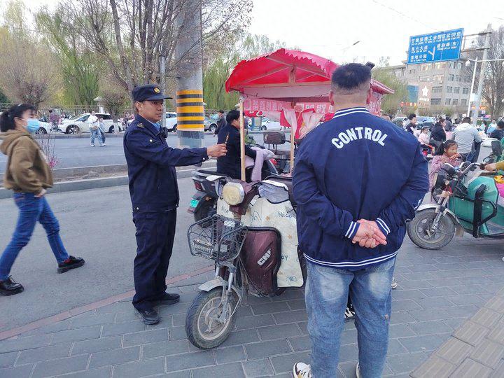 甘州区北街中队深夜出击！流动摊贩乱象如何整治？  第1张