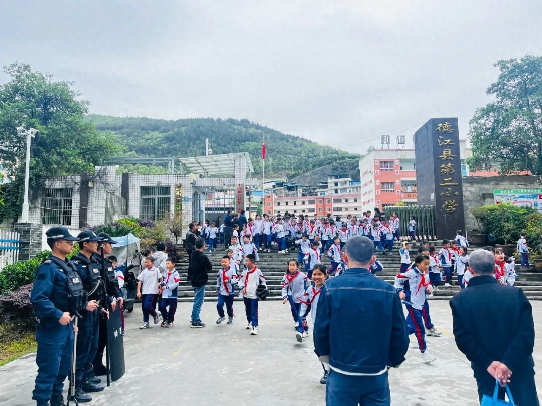 五一假期临近，德江公安民辅警竟更忙？为学子撑起平安伞