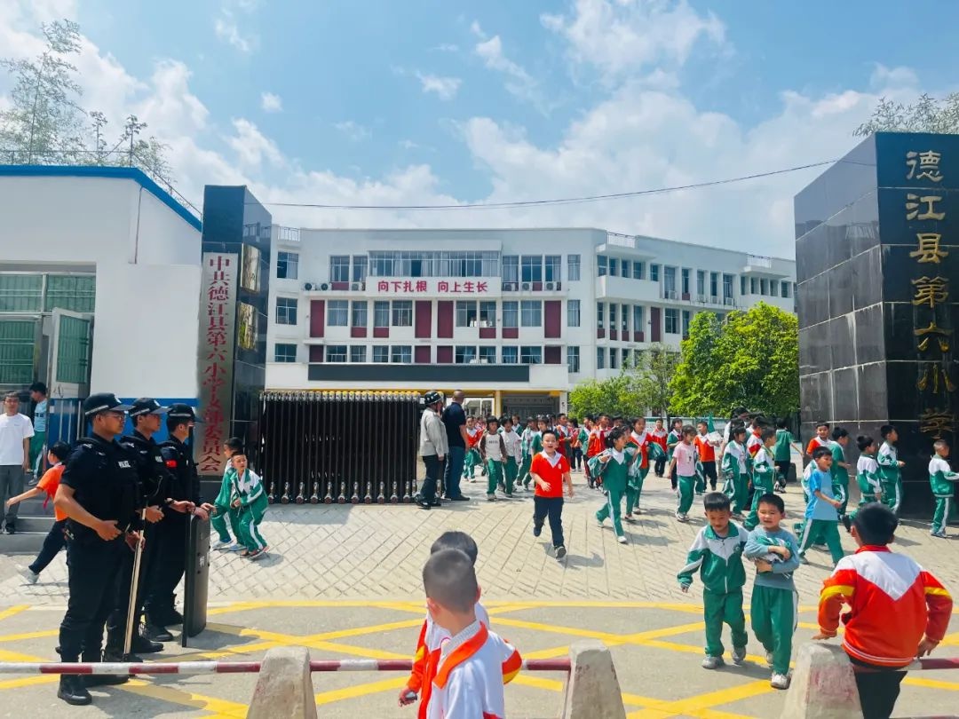 五一假期临近，德江公安民辅警竟更忙？为学子撑起平安伞  第2张