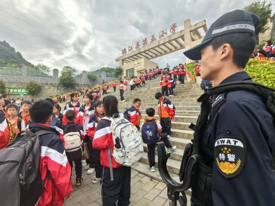 五一假期临近，德江公安民辅警竟更忙？为学子撑起平安伞  第3张