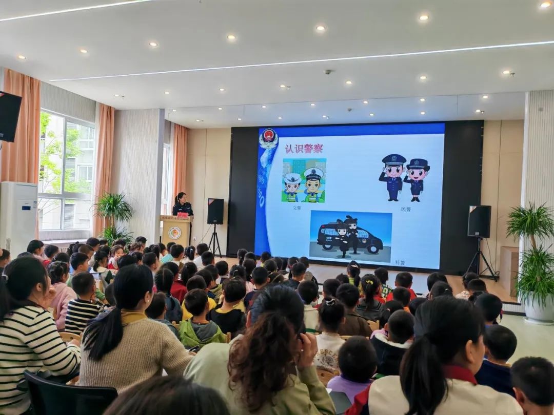 五一假期临近，德江公安民辅警竟更忙？为学子撑起平安伞  第5张