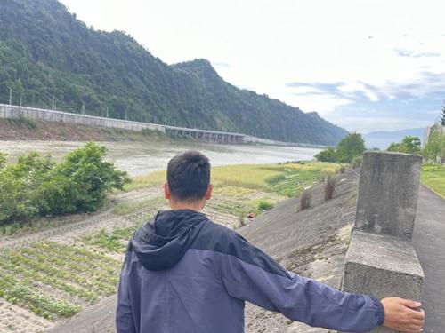 守护青衣江生态！群众河坎违规种菜危害大，如何整治？  第2张