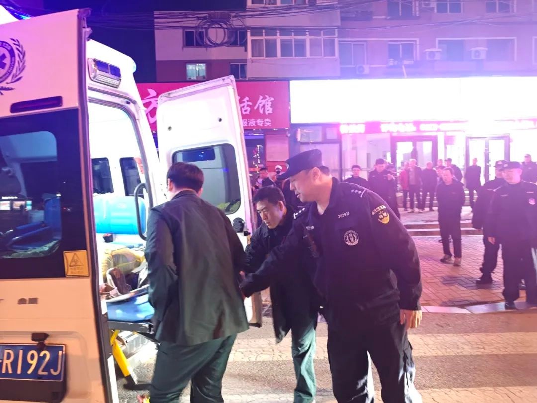 突发！男子倒地昏迷，民警紧急施救，7分钟生死时速！你知道急救手法吗？  第2张