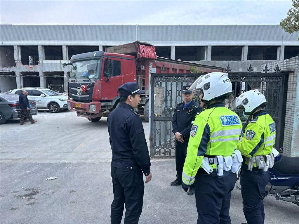 闵行区梅陇镇惊现违规运输建筑垃圾？城管中队迅速出击