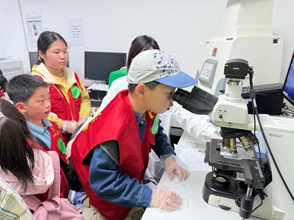 4月26日劳动报社活动走进上海交大医学院，探索生命奥秘之旅有多神奇？