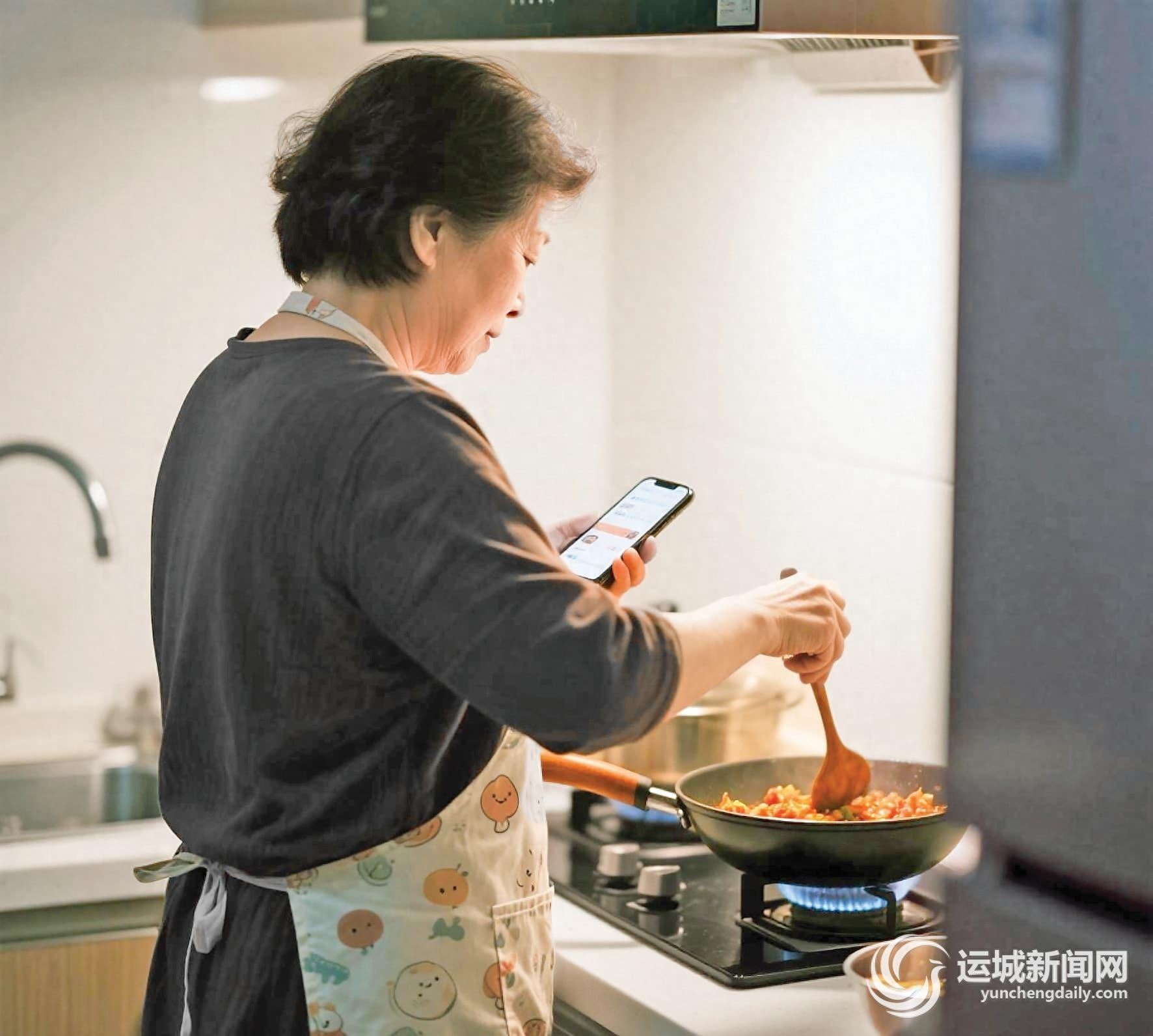 清晨 6 时厨房亮灯，58 岁李阿姨竟用 AI 解决众口难调难题？