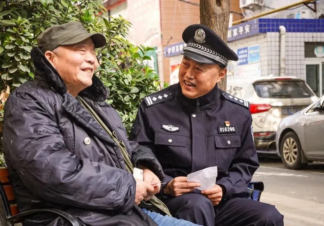 民警姚六一在200多米路走了20年！他在钟楼社区经历了啥？