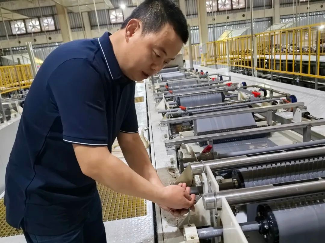 只懂和机械打交道的工人范勤，为何能成为全国劳模？  第2张