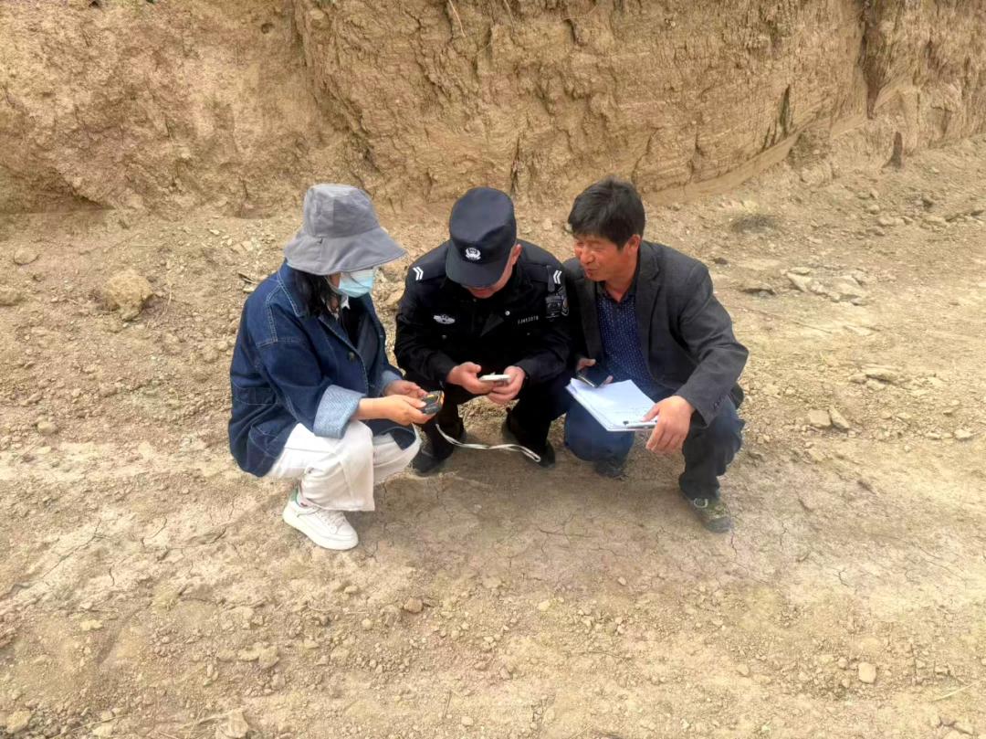 种地一辈子头回见！警察竟用这‘高科技’化解土地矛盾？
