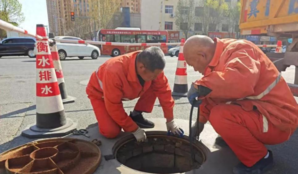井盖虽小隐患大！城管局如何保障市民脚下安全？速看