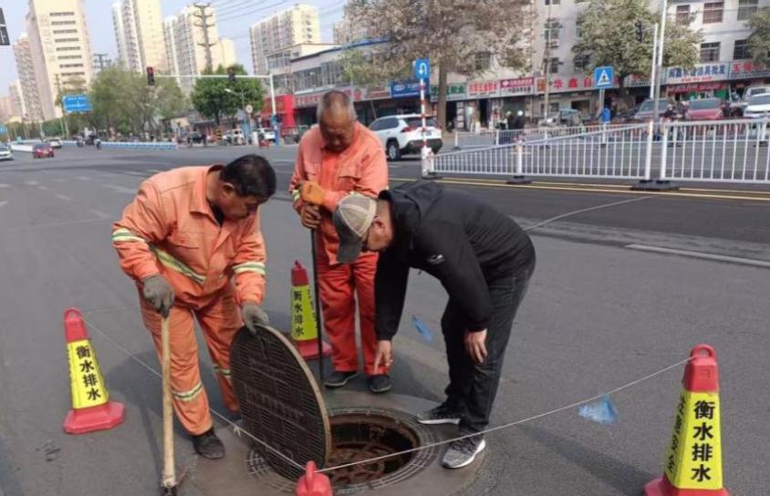 井盖虽小隐患大！城管局如何保障市民脚下安全？速看  第2张