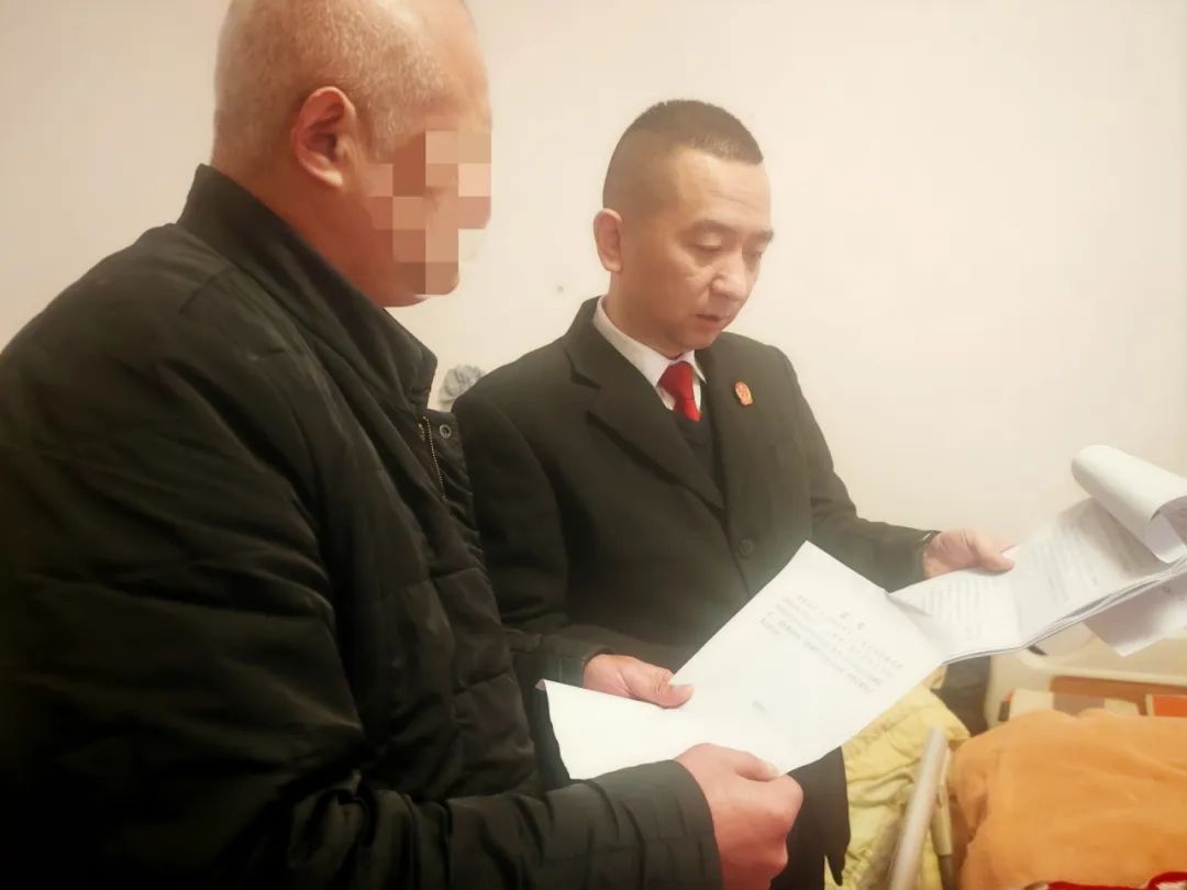 八十多岁独居老人交通事故纠纷，竟靠‘床前调解’化解？  第2张