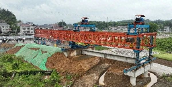 春潮澎湃！二季度湖南公路人如何将蓝图变实景？S332麻阳锦和二桥首片T梁成功架设