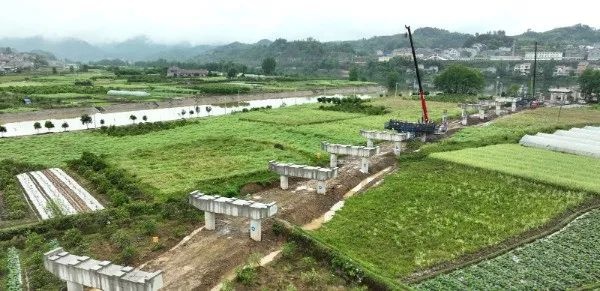 春潮澎湃！二季度湖南公路人如何将蓝图变实景？S332麻阳锦和二桥首片T梁成功架设  第2张