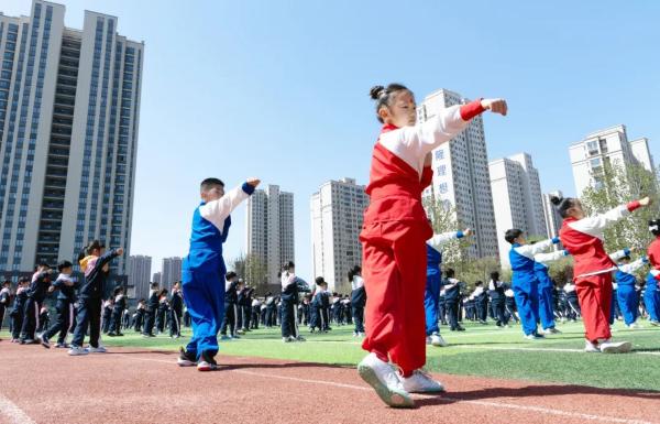 烟台高新区崇文小学举办戚家拳展示比赛，孩子们的精彩表现有多震撼？  第3张