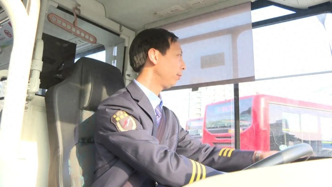 18年春节坚守岗位，公交司机郁辉的团圆故事，你感动了吗？