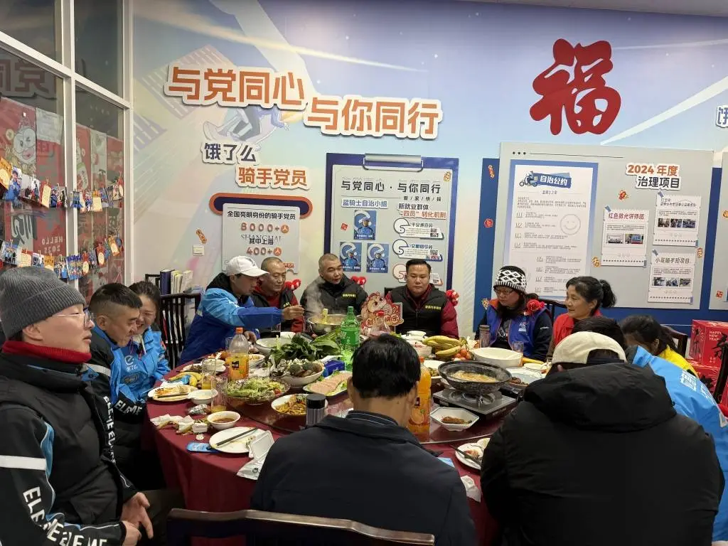 除夕夜，70名外卖骑手和网约车司机齐聚一堂，他们的年夜饭竟然是这样的