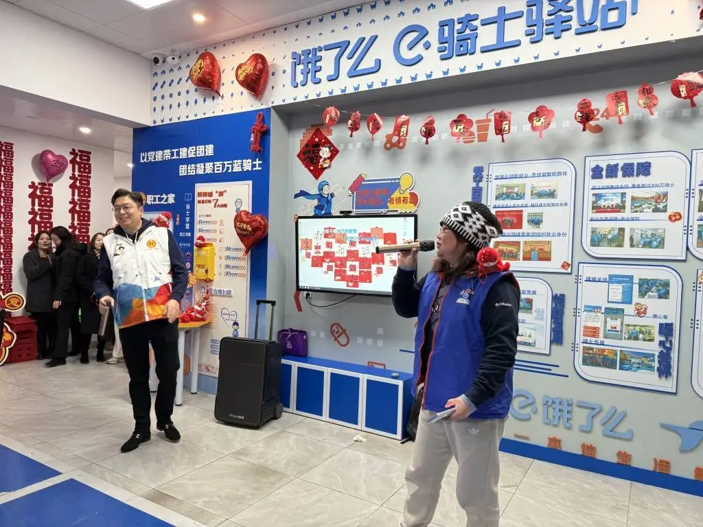 除夕夜，70名外卖骑手和网约车司机齐聚一堂，他们的年夜饭竟然是这样的  第2张