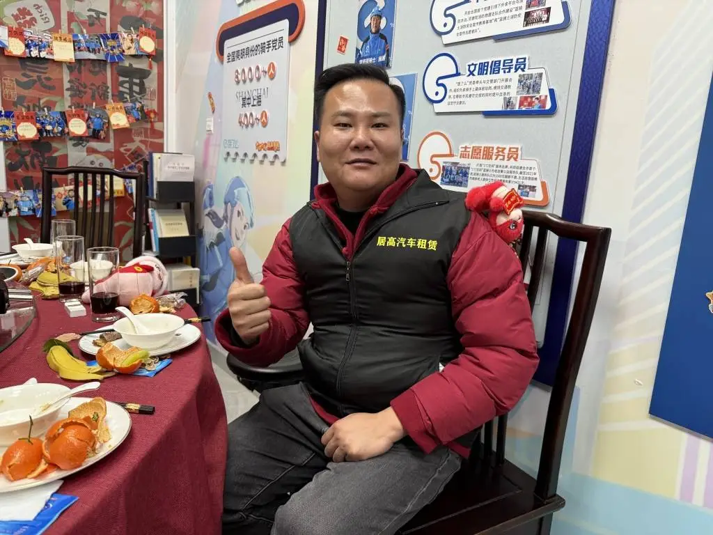 除夕夜，70名外卖骑手和网约车司机齐聚一堂，他们的年夜饭竟然是这样的  第4张