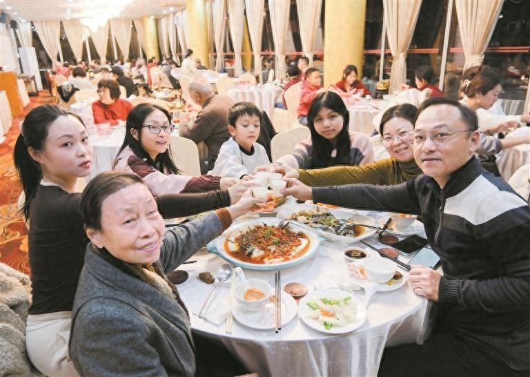 广州年夜饭为何如此火爆？五湖四海游客齐聚，粤菜餐厅两轮全订满